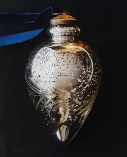 OZDOBA CHOINKOWA − SREBRZONA ŁZA W KWIATOWY WZÓR