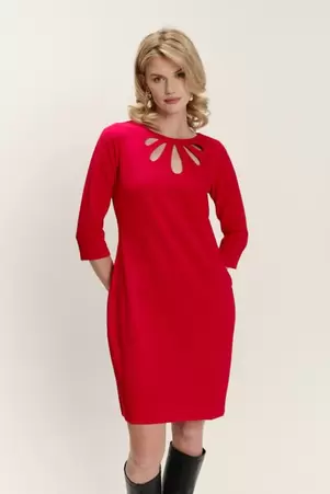 Elegancka czerwona sukienka z ażurowym dekoltem