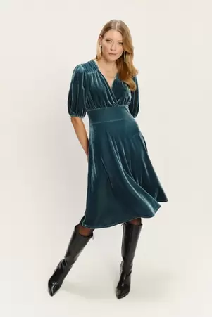 Ciemnoturkusowa sukienka midi z miękkiego weluru