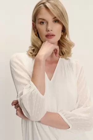 Stylowa biała bluzka z dekoltem w V i półtransparentnymi rękawami