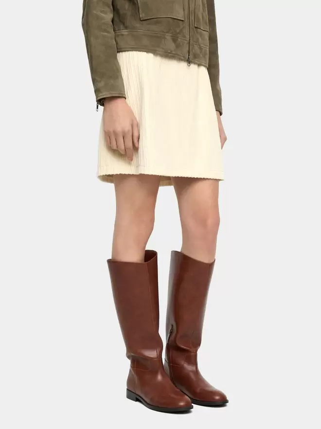 High shaft boots with low heel