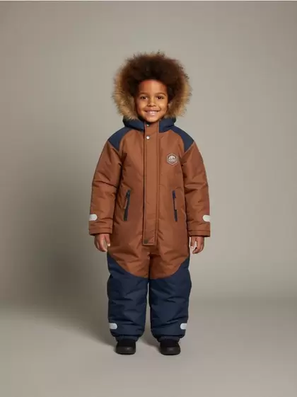 Kombinezon zimowy z odblaskowymi elementami zapinany na zamek