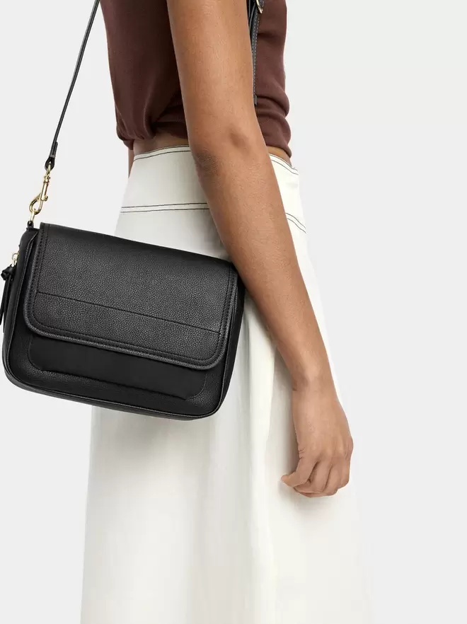 Extendable crossbody bag with flap