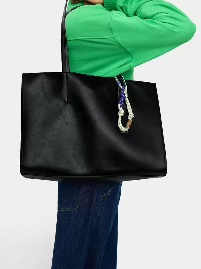 Shopper bag with pendant