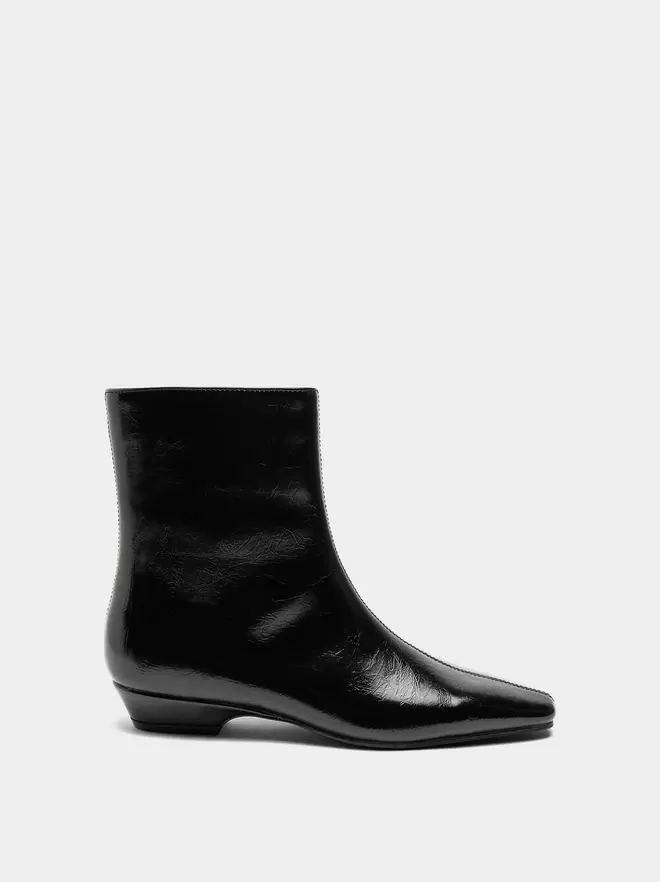 Ankle boots with topstitching and low heel