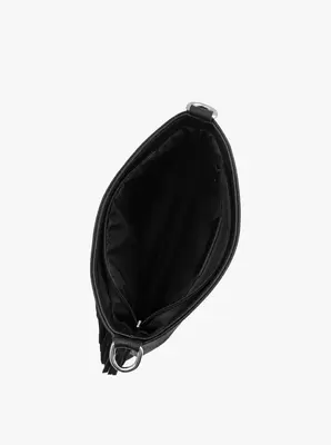 Czarna torebka z frędzlami