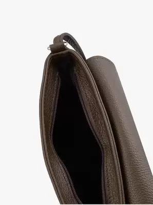 Mała brązowo-oliwkowa torebka na pasku