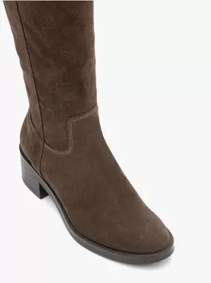 Brązowe kozaki na słupku