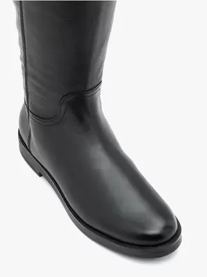 Czarne kozaki z szeroką cholewką