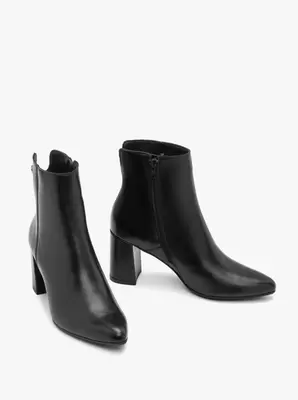 Czarne botki na obcasie ze skóry licowej