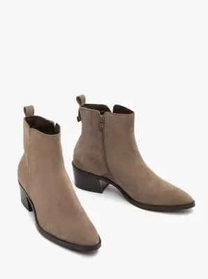 Jasnobrązowe botki na słupku