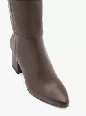 Brązowe kozaki z wąską cholewką