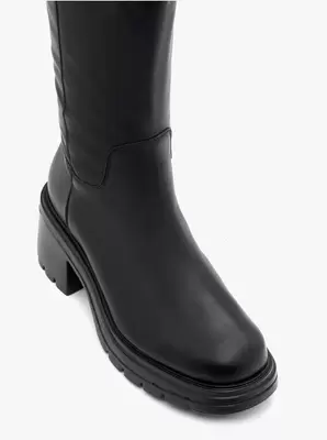 Czarne krótkie kozaki ze skóry licowej