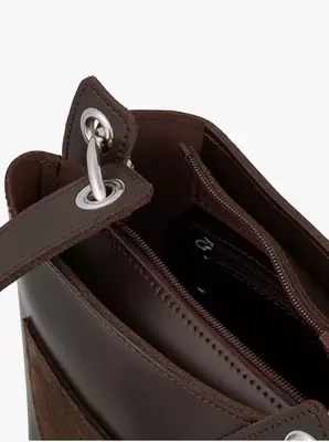 Ciemnobrązowa torebka średniej wielkości