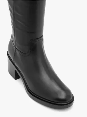 Czarne kozaki ze skóry licowej na słupku