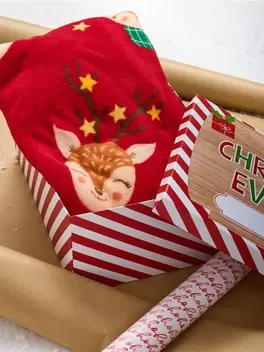 Koc z motywem świątecznym w renifery