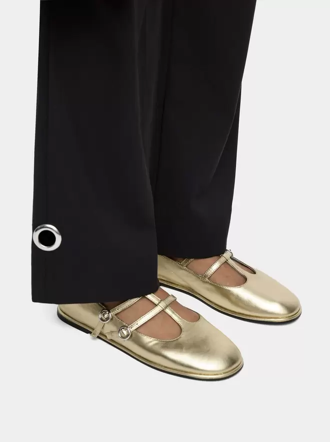 Flat leather shoes with double T-bar