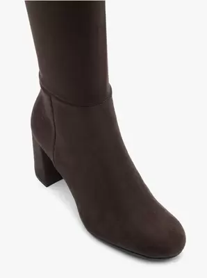 Brązowe elastyczne kozaki na słupku