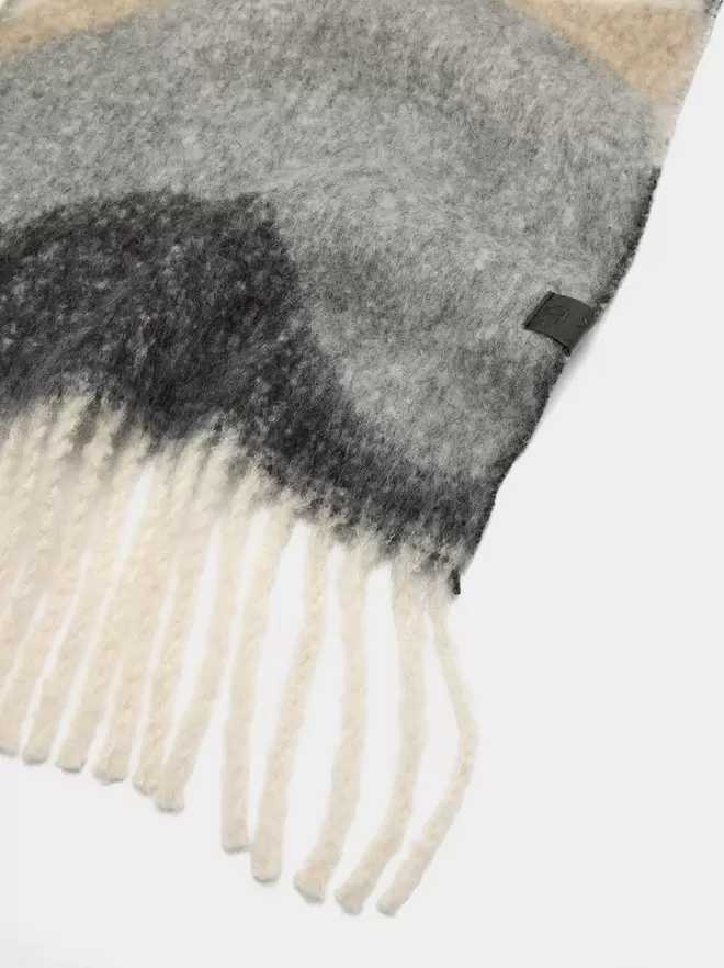 Scarf with waves and fringes