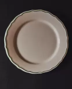 PŁASKI TALERZ Z FAJANSU Z KONTRASTOWĄ OBWÓDKĄ