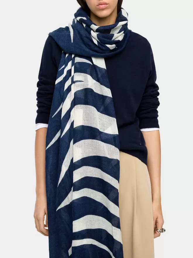 Printed frayed scarf