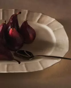 OWALNA MISA Z KAMIONKI Z WYPUKŁYMI LINIAMI I OBWÓDKĄ