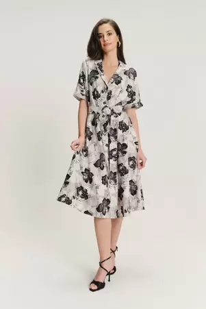 Efektowna sukienka z podkreśloną talią i kwiatowym printem