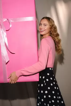 Efektowny sweter z kołnierzykiem jasny róż