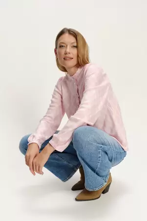 Jasnoróżowa koszula w delikatną kratę