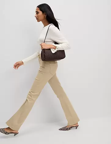 Dżinsy o kroju slim, z rozszerzanymi nogawkami, wysokim stanem i kantem z przodu