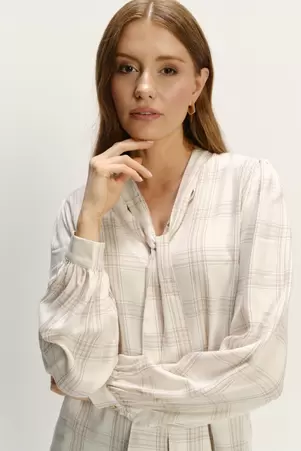 Efektowna beżowa bluzka w kratę