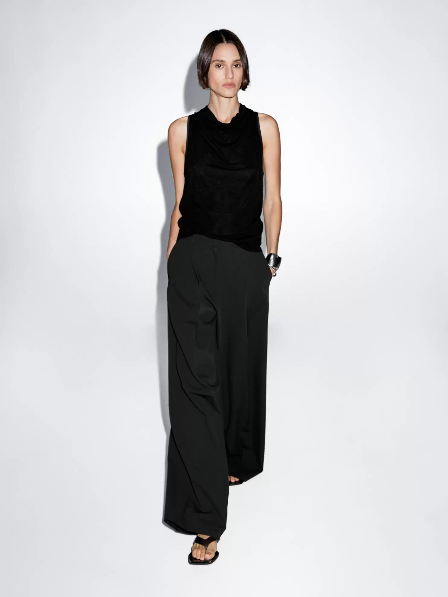 Top bez rękawów z drapowanym dekoltem