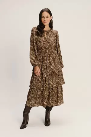 Elegancka sukienka z falbaniastym dołem