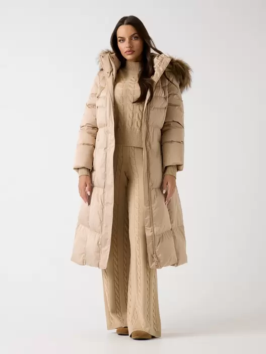 Plumífero largo con capucha