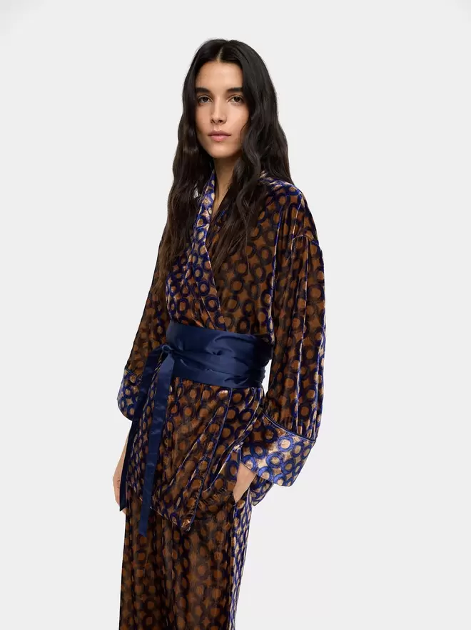 Velveted kimono with printed circles