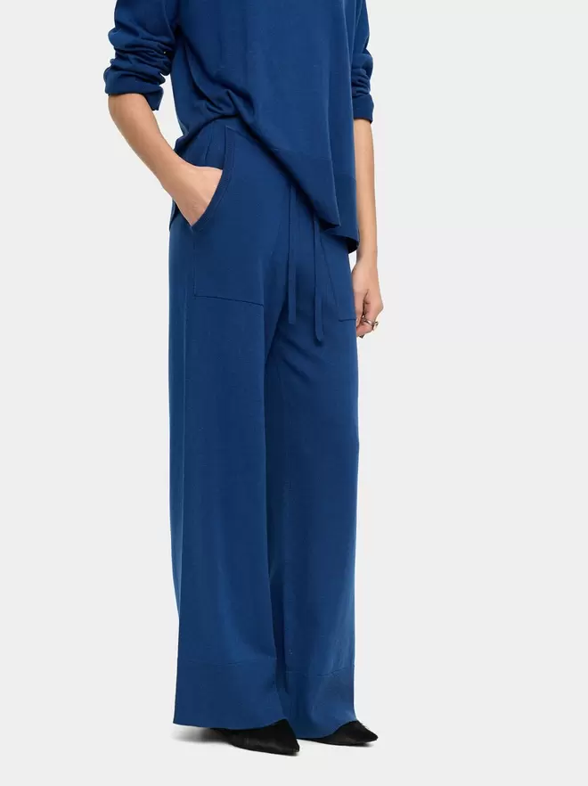 Adjustable knit trousers with cord