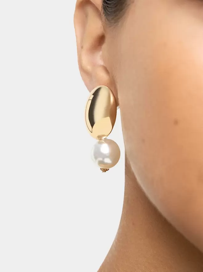 Oval earrings with pearl