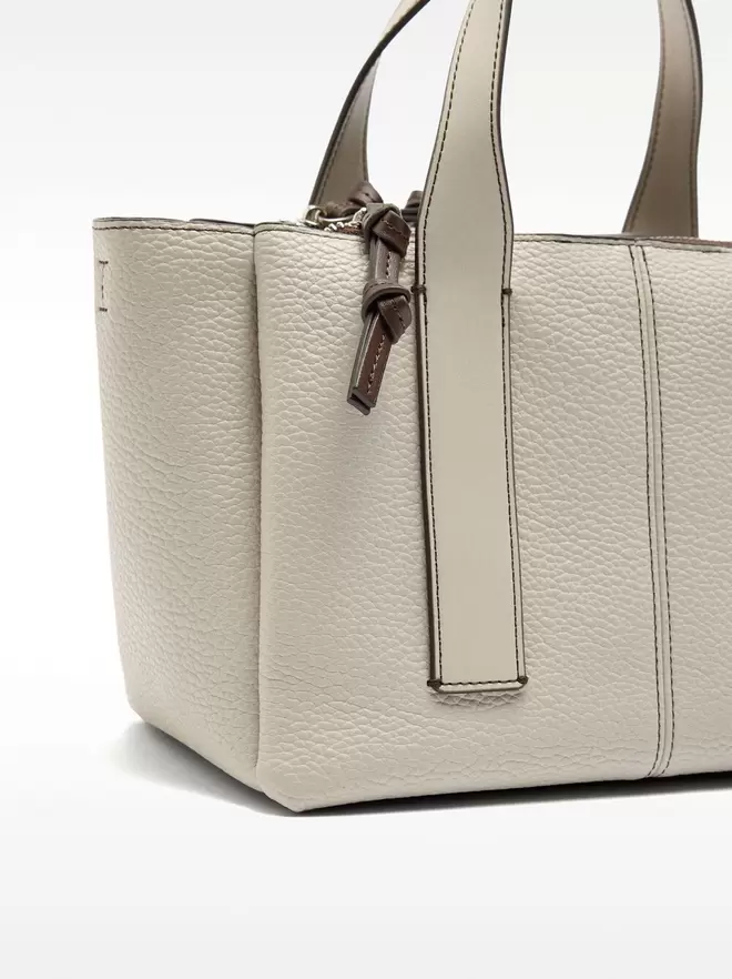 Tote bag with texture