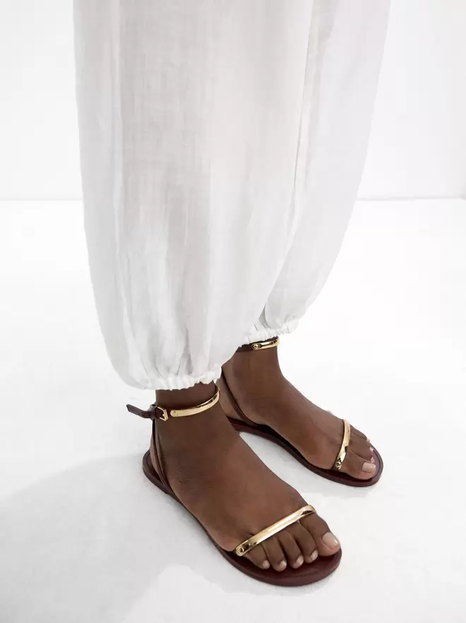 Flat sandals with metallic details