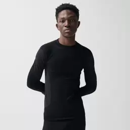 Czarna koszulka termoaktywna z domieszką wełny
