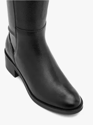 Czarne wyższe kozaki ze skóry licowej