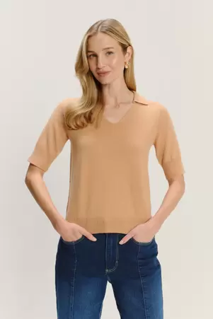 Efektowny sweter w kolorze wielbłądziej wełny