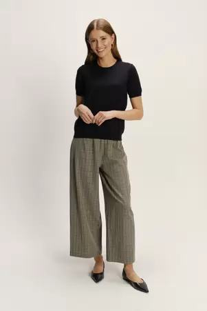 Klasyczne spodnie w kratkę o długości przed kostkę