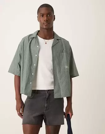 ASOS DESIGN – Czarne krótkie szorty jeansowe o dopasowanym kroju z przetarciami