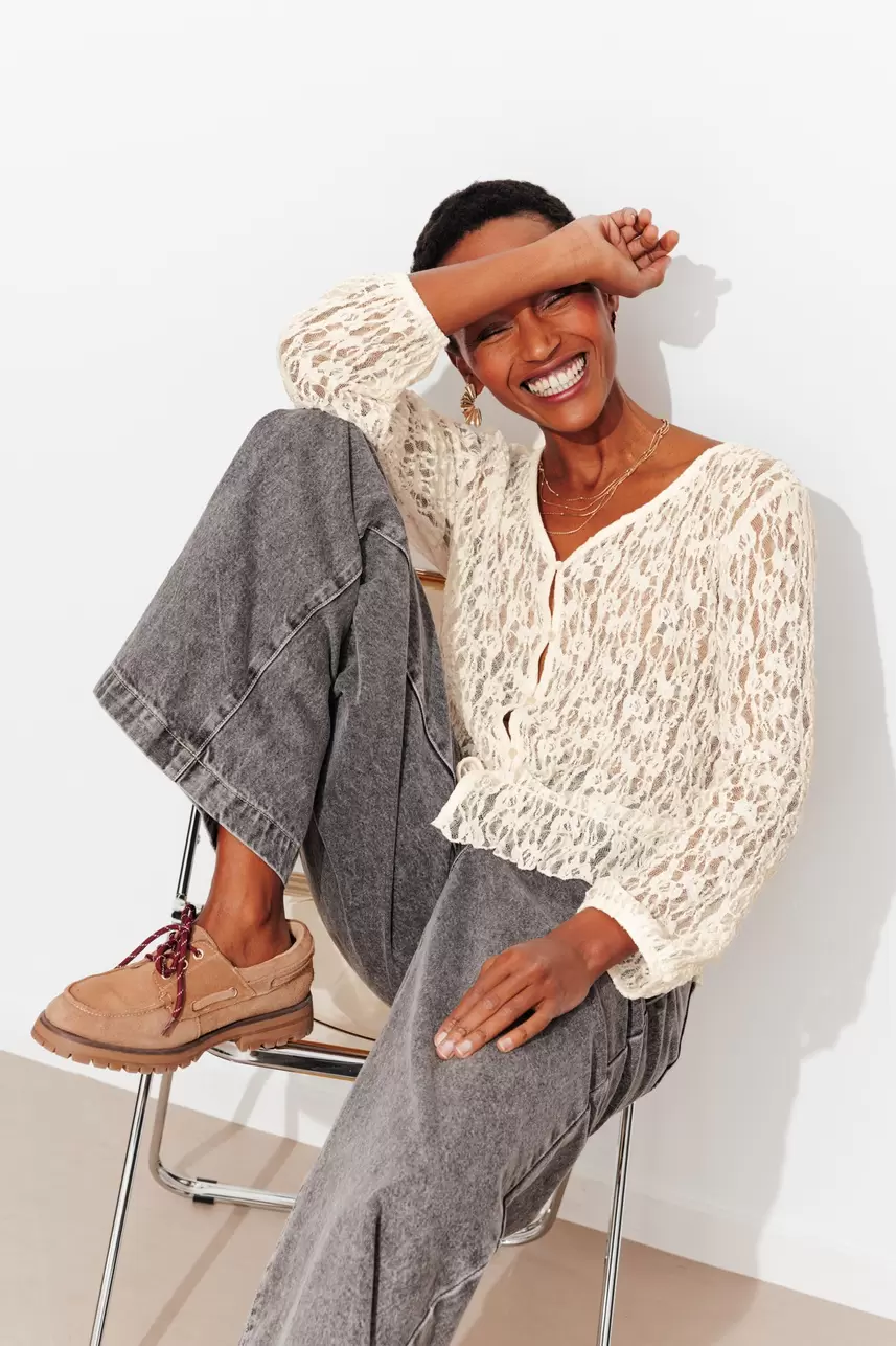 Koronkowy T-shirt damski