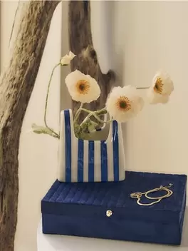 Dekoracja stojąca w kształcie siatki na zakupy