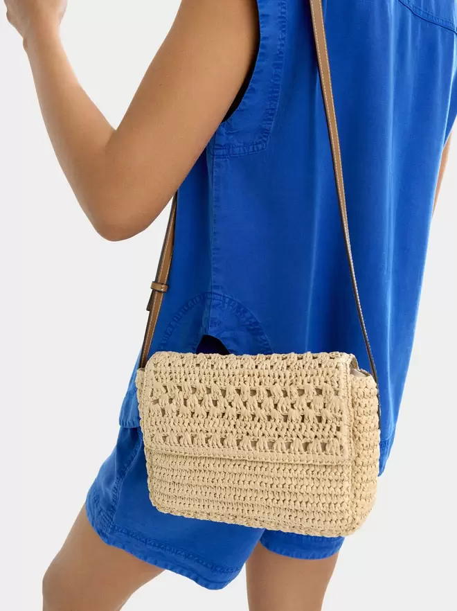 Crossbody bag with straw effect