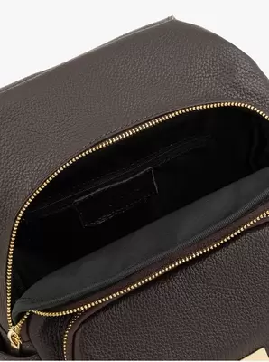 Brązowy skórzany plecak ze złotą klamrą