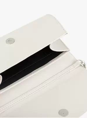 Kremowa kopertówka ze skóry licowej z łańcuszkiem