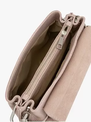 Jasnoróżowa torebka flap bag z dekoracyjną rączką